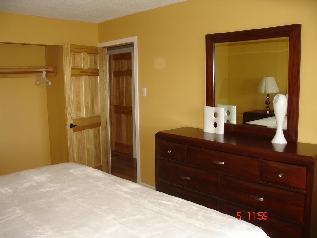 Eileen'S Bed & Breakfast/Guest House Hay River Oda fotoğraf
