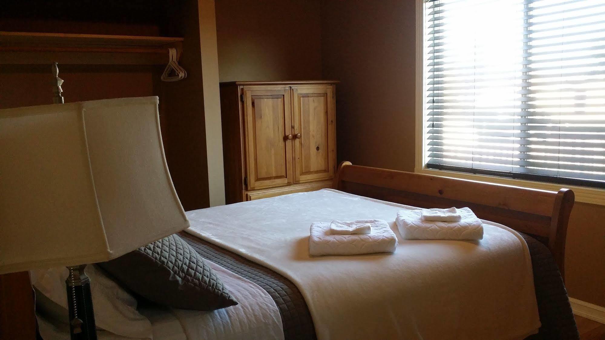 Eileen'S Bed & Breakfast/Guest House Hay River Dış mekan fotoğraf