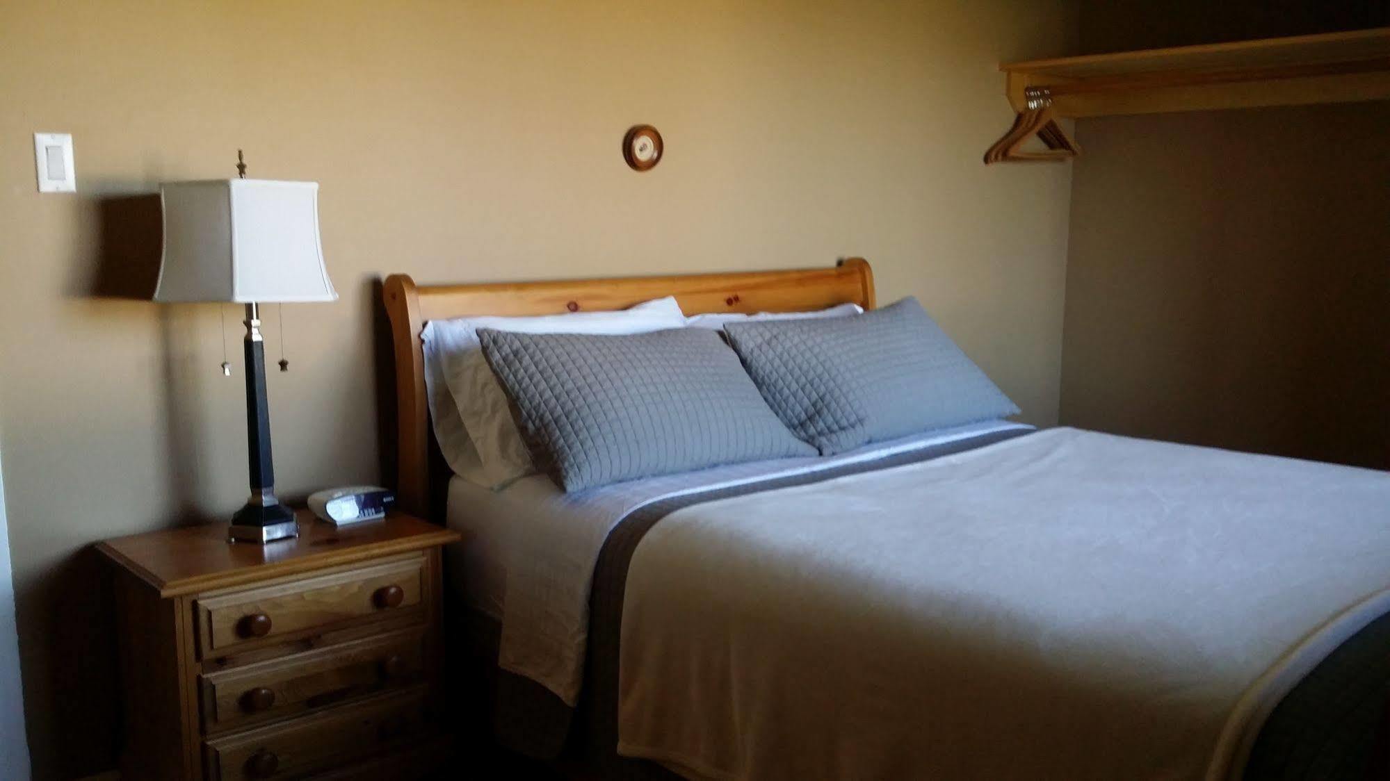 Eileen'S Bed & Breakfast/Guest House Hay River Dış mekan fotoğraf